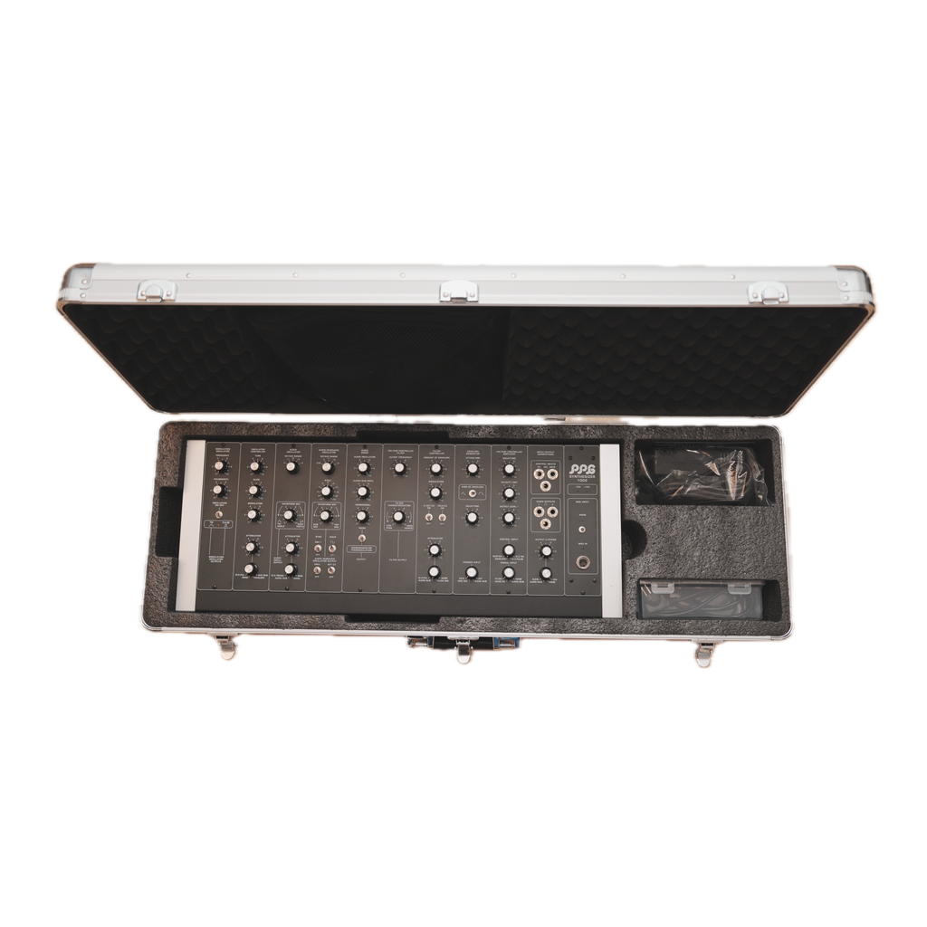 PPG 1002 Mk2 syntetisaattori avoimessa flight casessa vaahtomuovipehmusteella