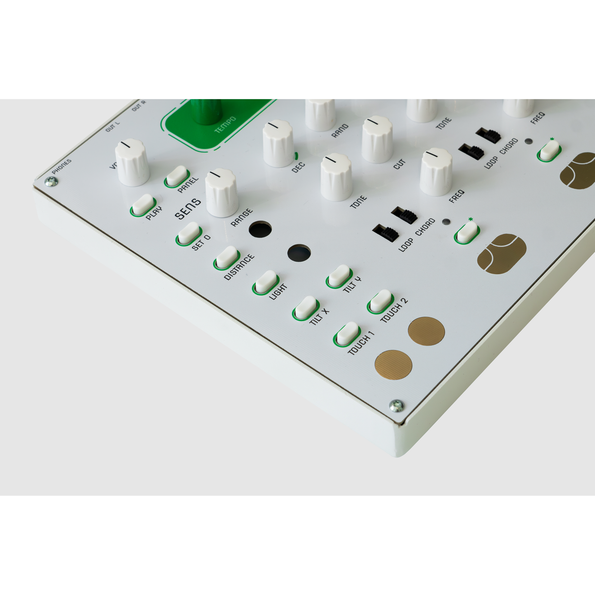 Närbild på HUM 2:s sensorknappar, stämknappar och touchpads