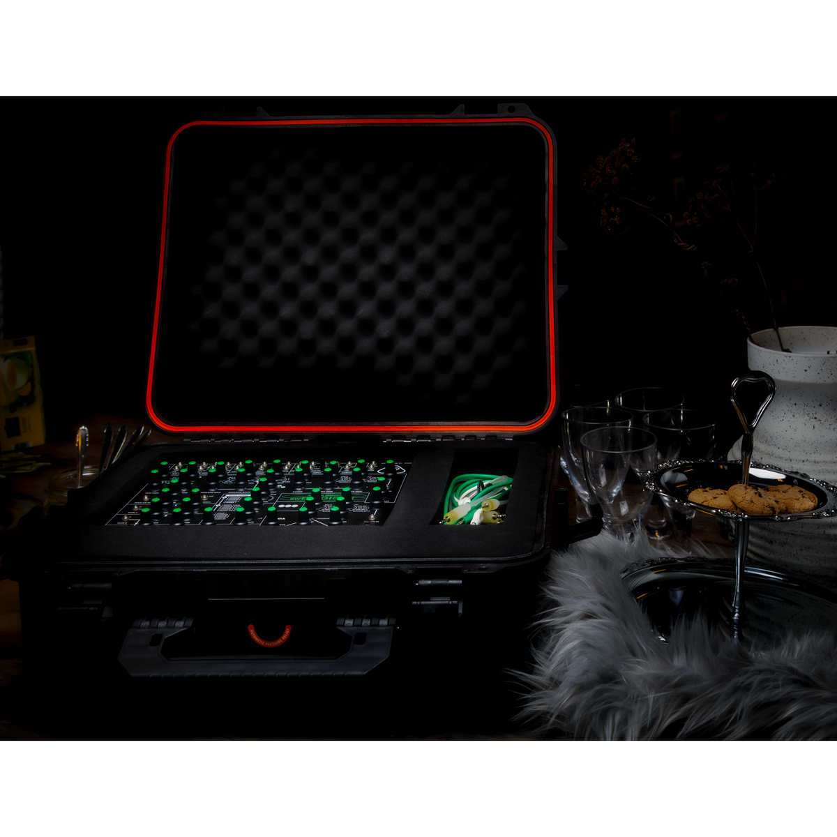 swEnigiser Limited Edition i öppet flightcase på ett bord, stämningsbelysning
