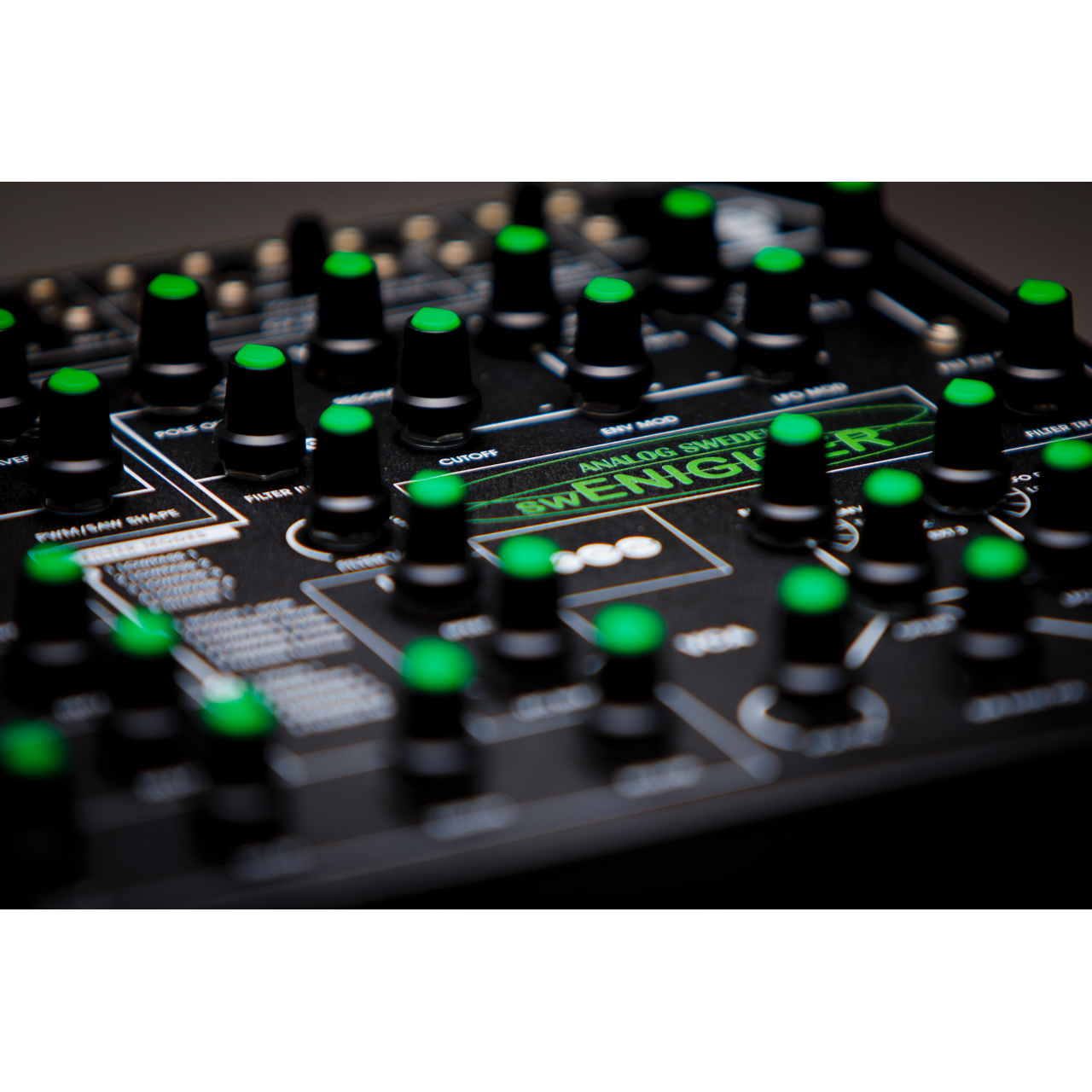 swEnigiser Limited Edition frontpanel, närbild med gröna rattar