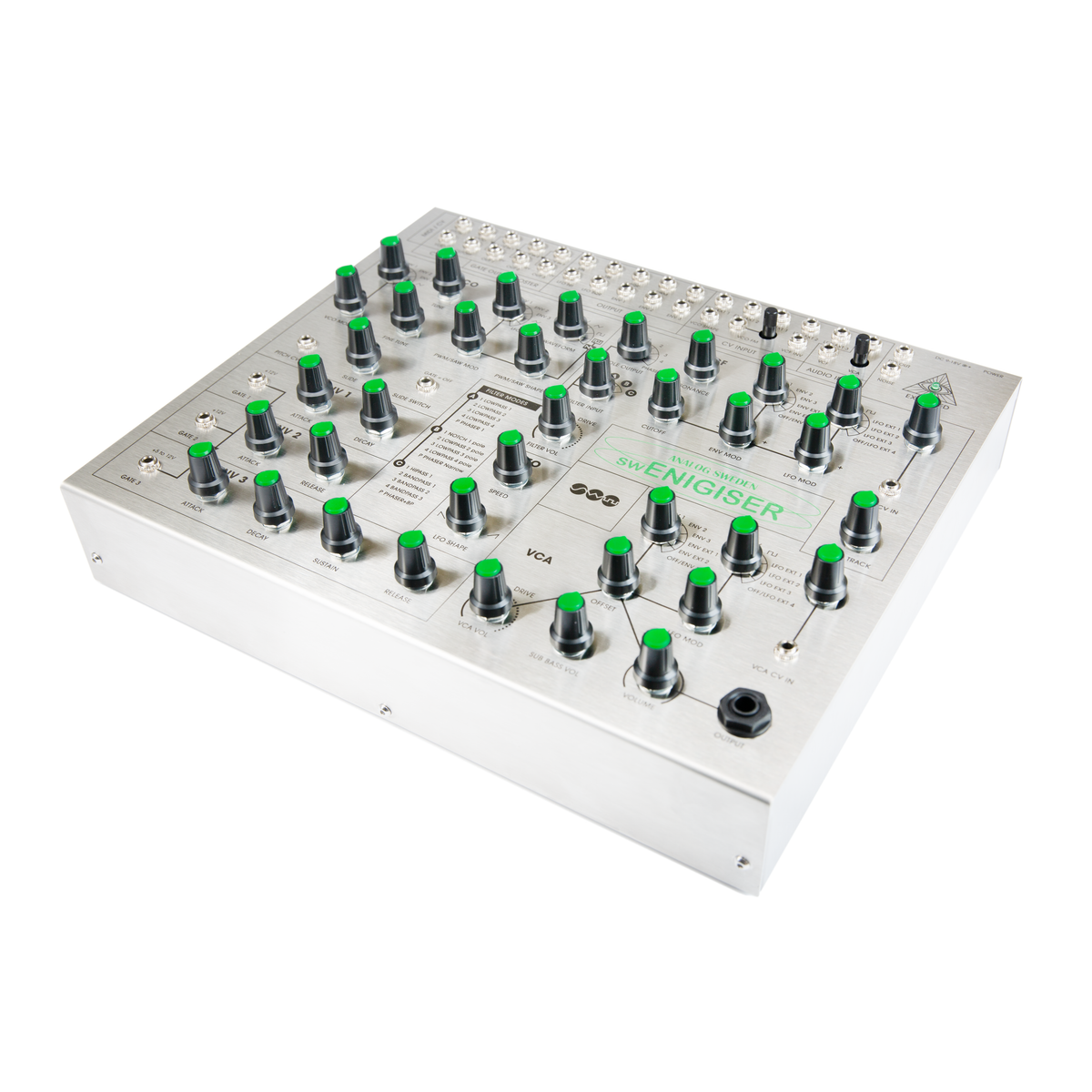 swEnigiser analog synth med silverfront, vinklad vy