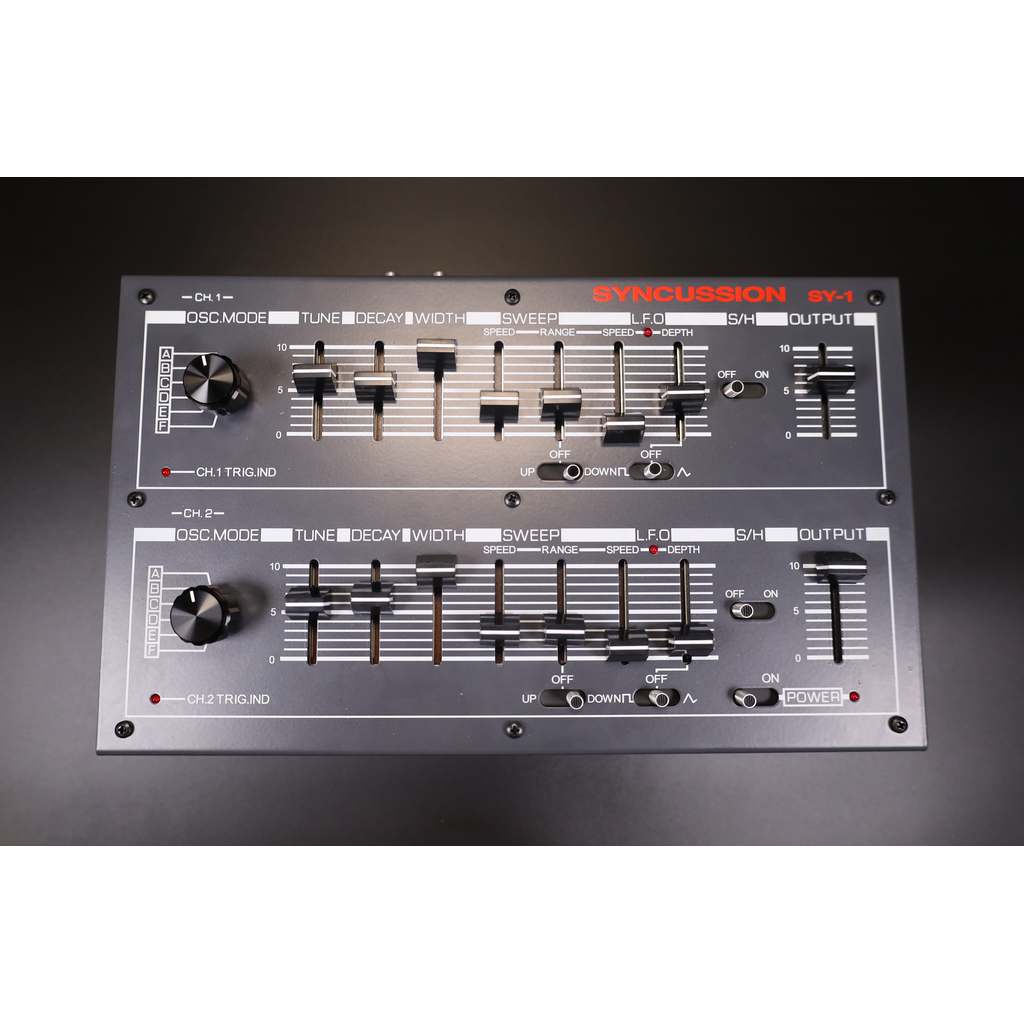 Michigan Synth Works SY-1 trumsynth, ovansida